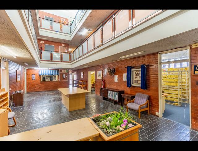 1,670M² BUSINESS CENTRE FOR SALE IN ESSENWOOD